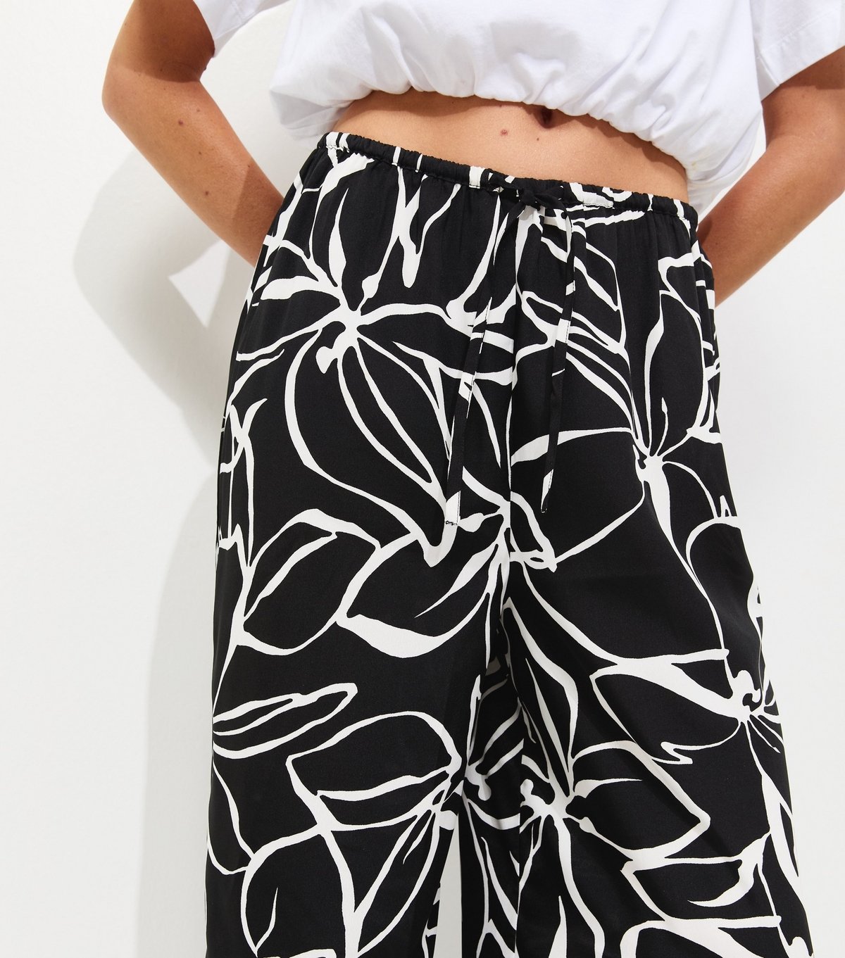 New Look Women's Black Crepe Sketch Floral Wide Leg Trousers New Look - 3