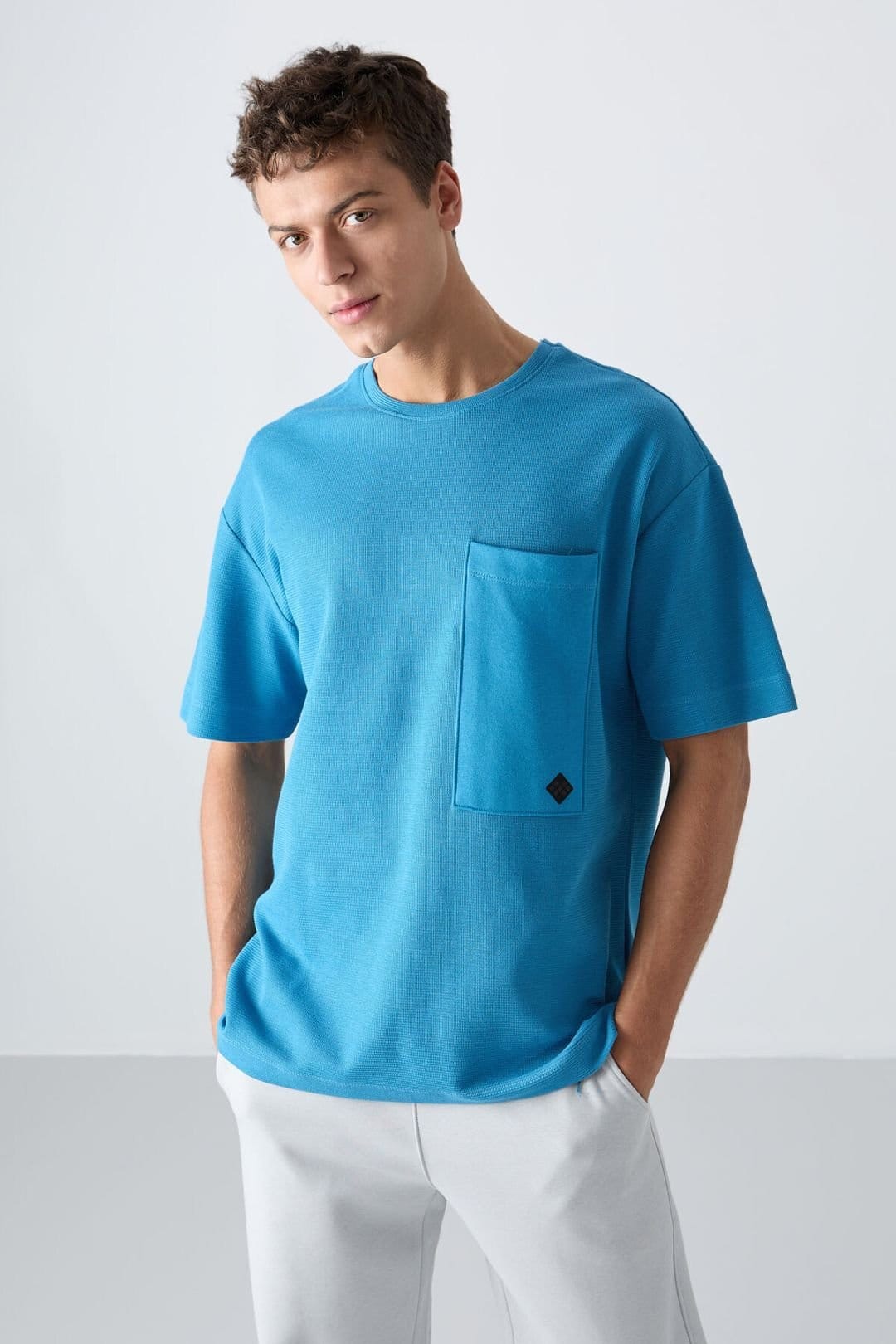 Tommy Life Tommy Life Men's Oversized Cotton-Blend Crew Neck T-Shirt With Pocket in Blue - 4