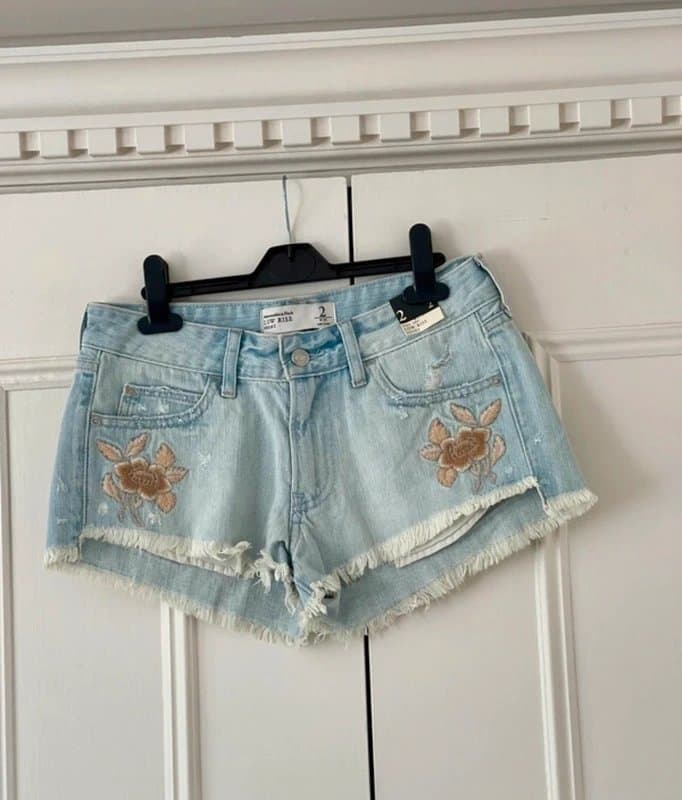 Abercrombie & Fitch Abercrombie & Fitch embroidered denim shorts size W26