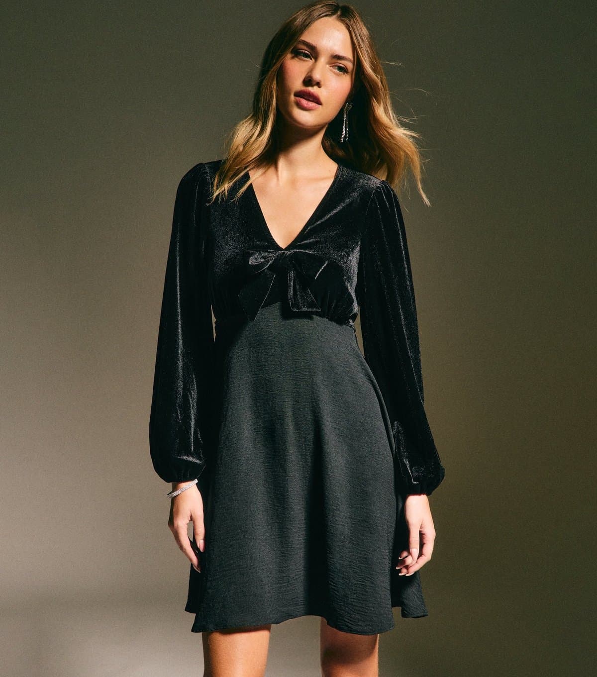 New Look Women's Black Long Sleeve Velvet Bow Front Mini Dress New Look