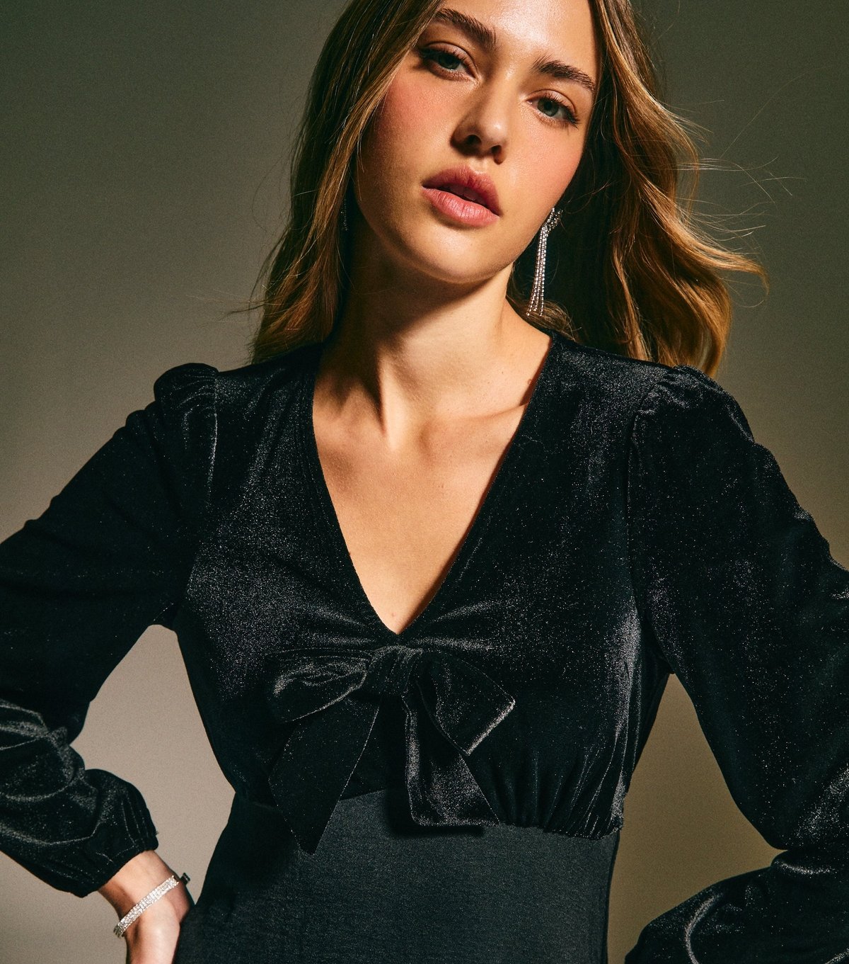 New Look Women's Black Long Sleeve Velvet Bow Front Mini Dress New Look - 2