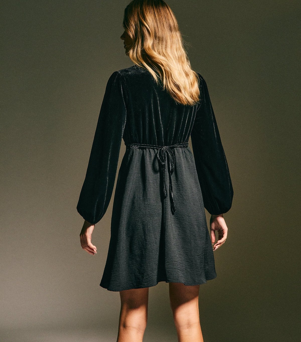 New Look Women's Black Long Sleeve Velvet Bow Front Mini Dress New Look - 4