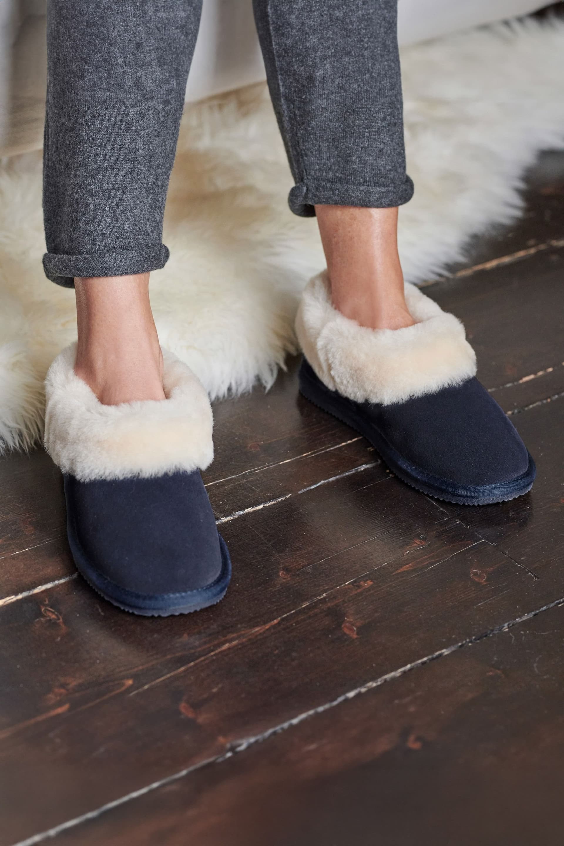 WoolOvers WoolOvers Women's Womens Short Sheepskin Slipper Boot in Navy