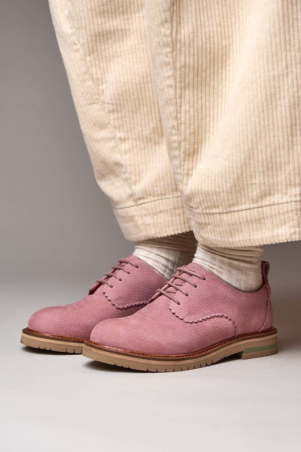 Moshulu Moshulu Women's 'Rafflesia' Scalloped-edge leather Derbys in Dusty Pink