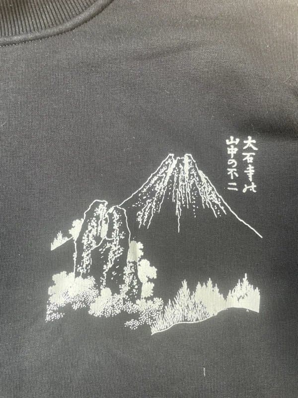 Next Next Musee d’Art black sweatshirt with Japanese white mountain graphics front and back (S)