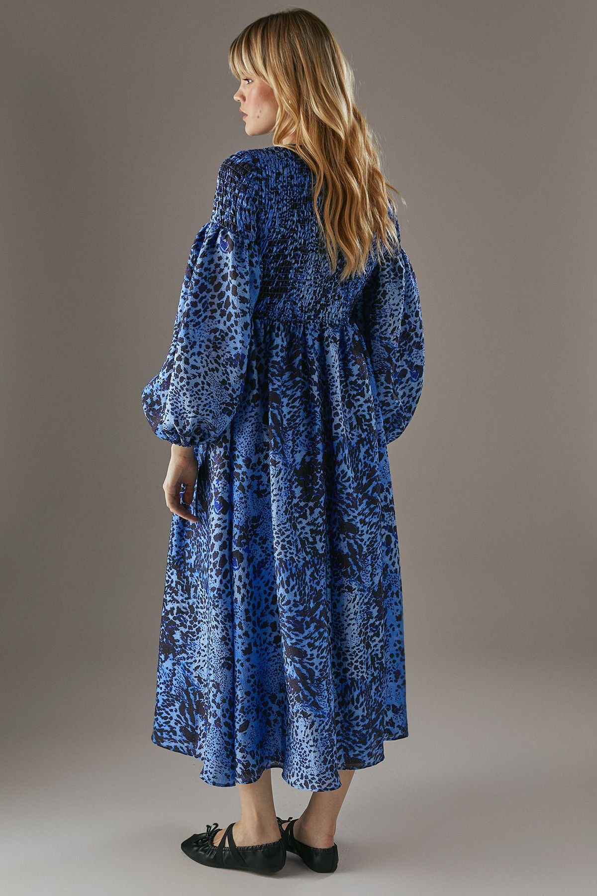 Warehouse Warehouse Women's Printed Textured Organza Shirred Midaxi Dress in Blue - 3