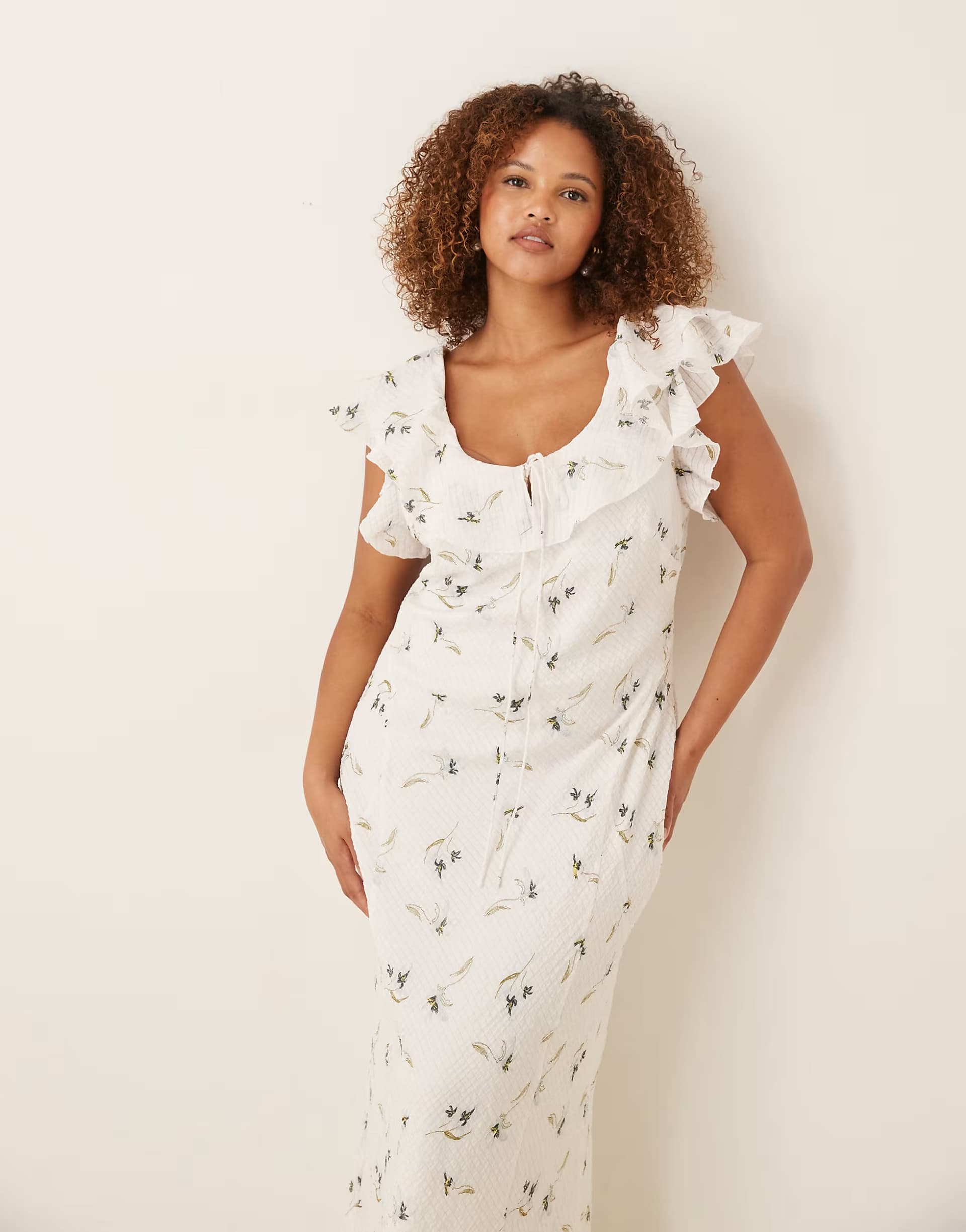 ASOS ASOS DESIGN Curve ruffle sweetheart neckline textured maxi dress in cream ditsy print