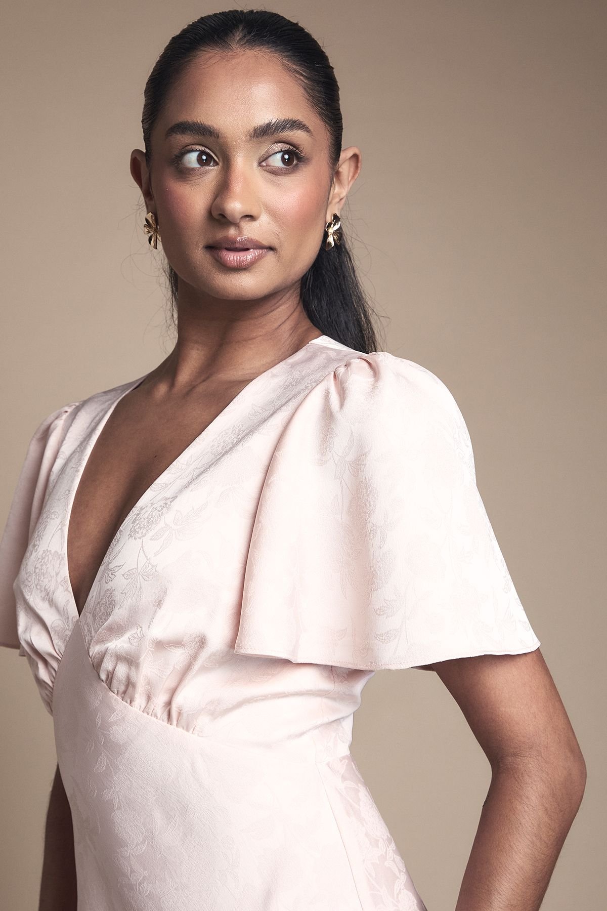 Oasis Oasis Women's Angel Sleeve Satin Jacquard Bridesmaid Maxi Dress in Blush - 4