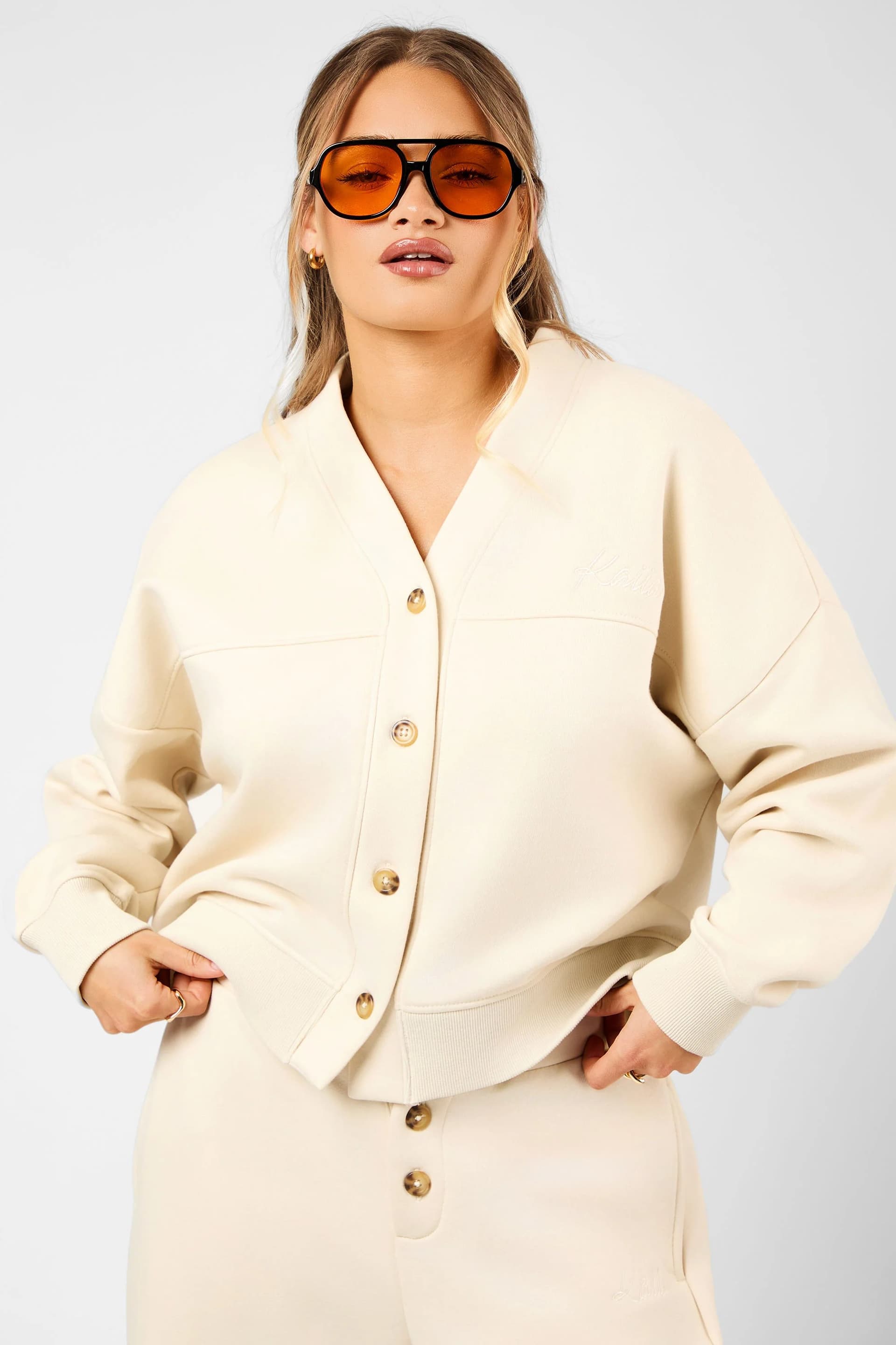 Kaiia Kaiia Script Logo Button Down Detail Sweat Cardigan Crème