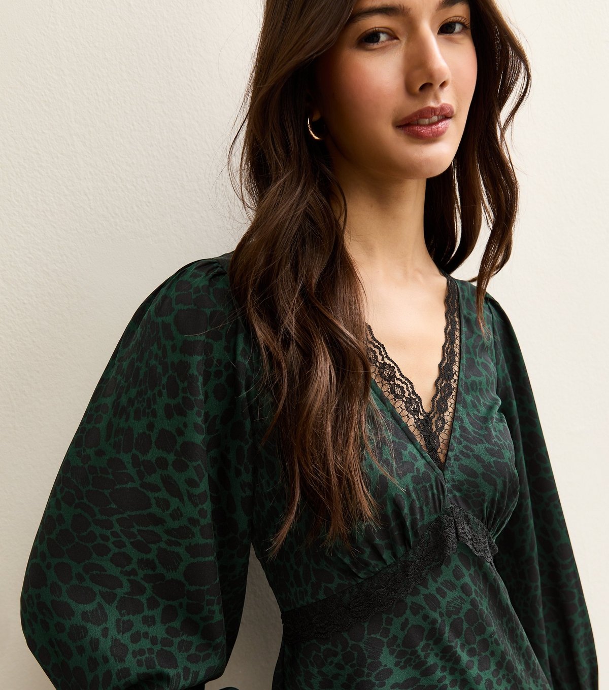 New Look Women's Green Animal Print Lace Neck Midi Dress New Look - 2