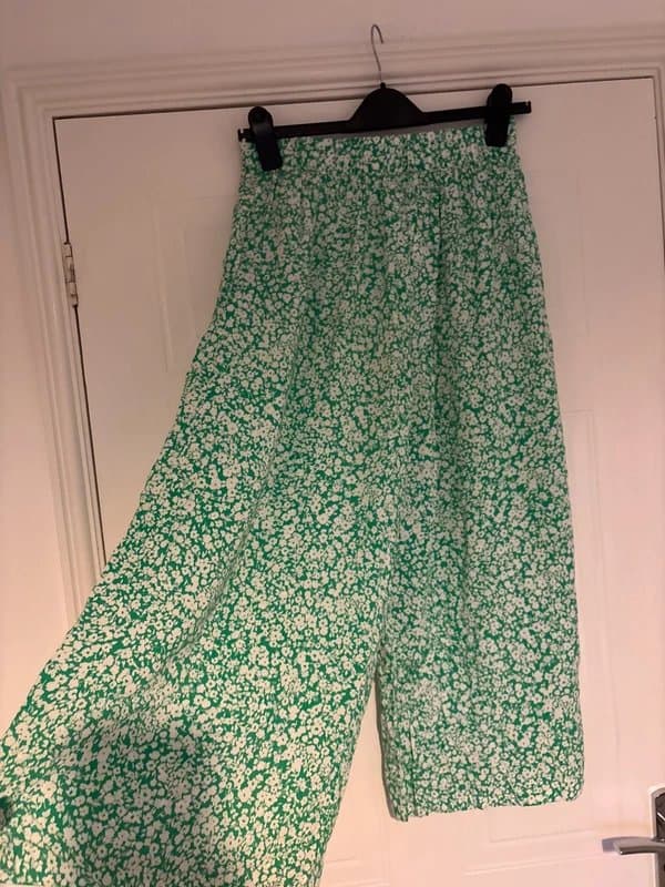 New Look New Look green floral floaty trousers, size 10