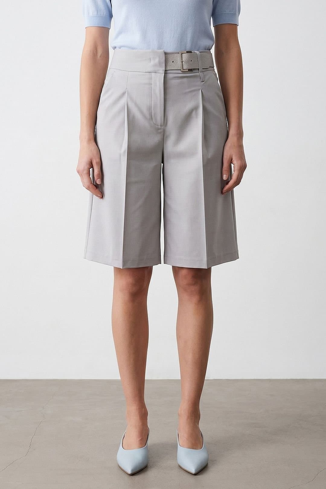 Dilvin Dilvin Women's High-Waist Wide-Leg Tailored Shorts With Belt in Light Grey