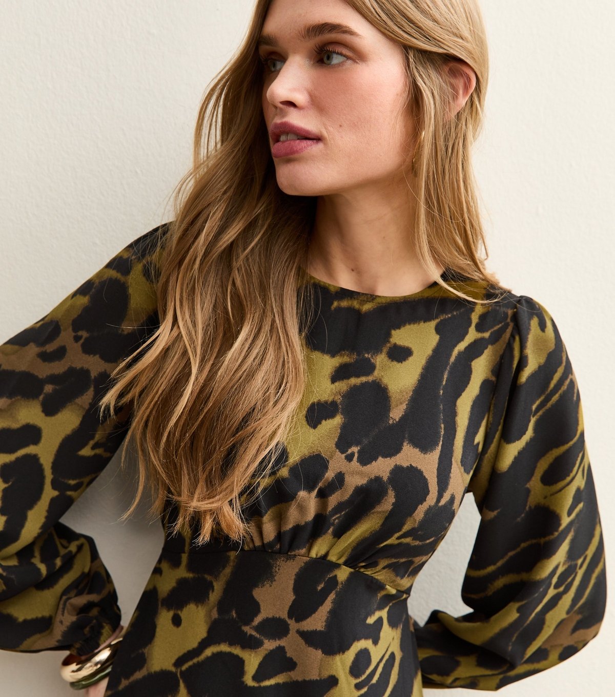 New Look Women's Green Satin Animal Print Midi Dress New Look - 2