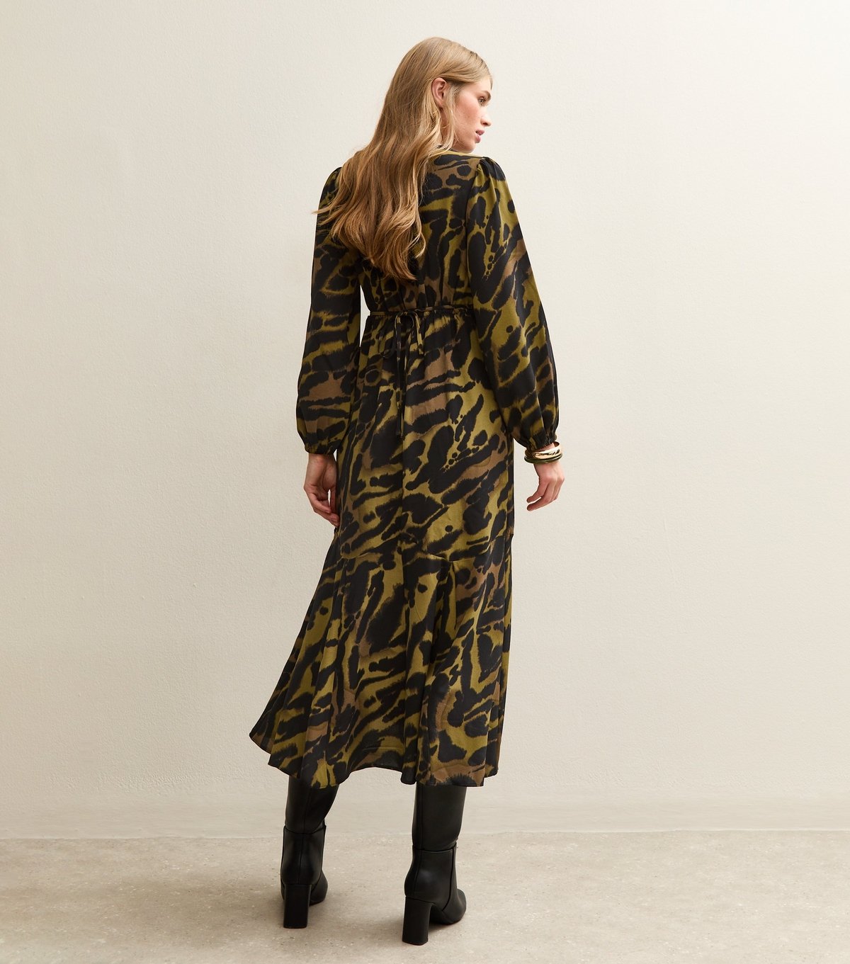 New Look Women's Green Satin Animal Print Midi Dress New Look - 4