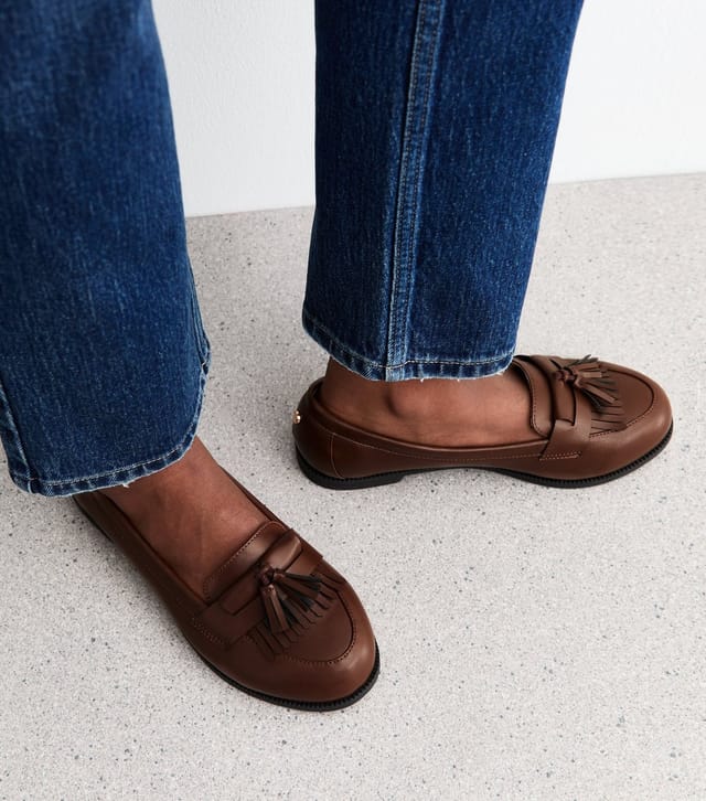 New Look Women's Extra Wide Fit Brown Tassel Detail Loafers New Look - 2
