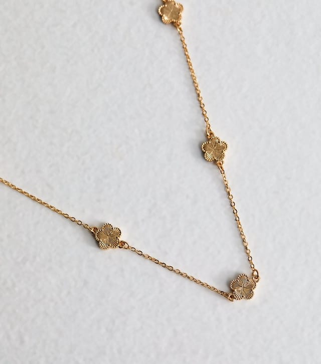 New Look Gold Tone Textured Flower Charm Necklace New Look - 3