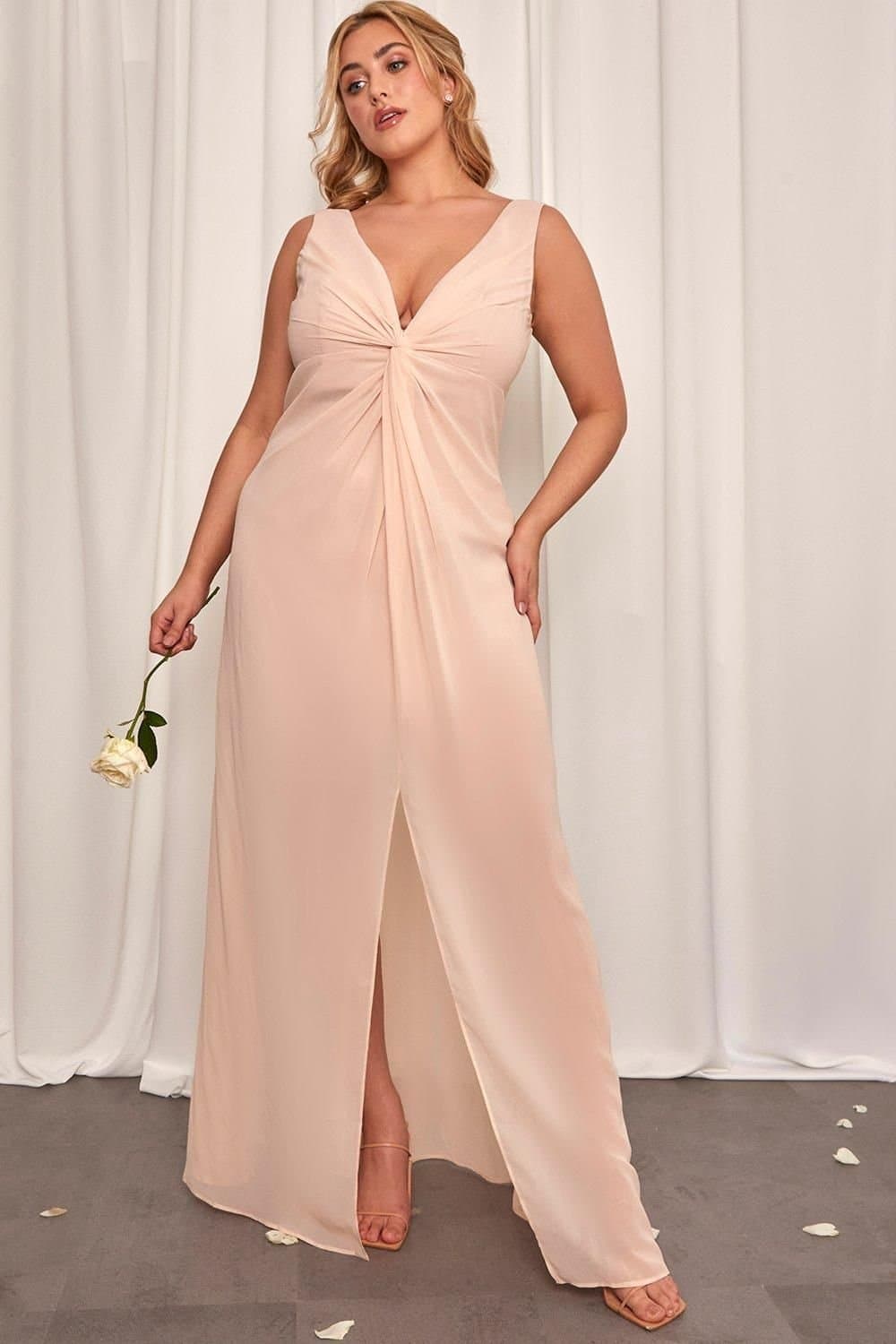 chi chi london Chi Chi London Women's Plus Size Knot Detail Maxi Dress in Light Pink