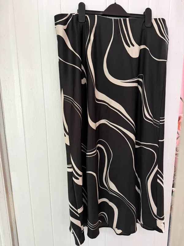 New Look New Look Midi Skirt Black and Cream Swirl Pattern 18