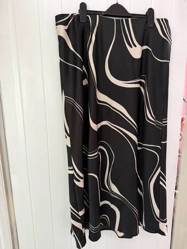 New Look Black and Cream Swirl Midi Skirt
