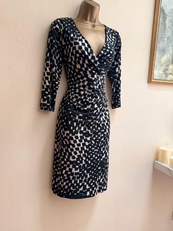 Madeleine Black white stretch fitted v neck dress 10