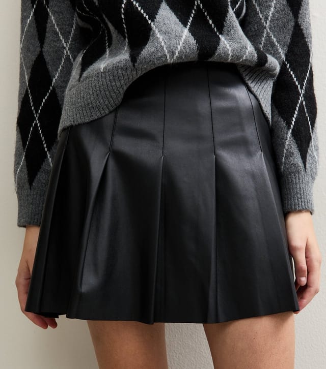 New Look Women's Black Faux Leather Pleated Mini Skirt New Look - 2