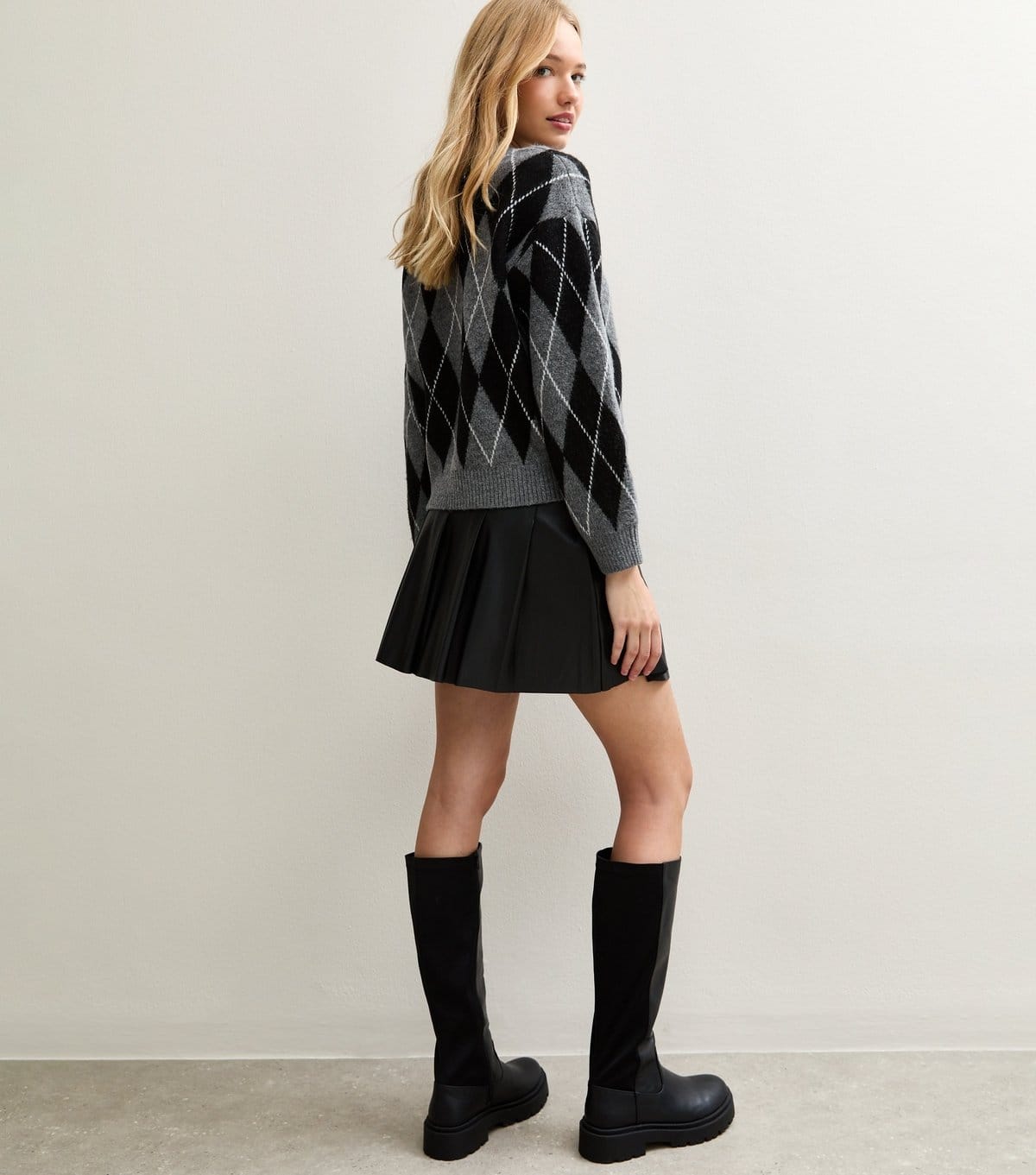 New Look Women's Black Faux Leather Pleated Mini Skirt New Look - 4