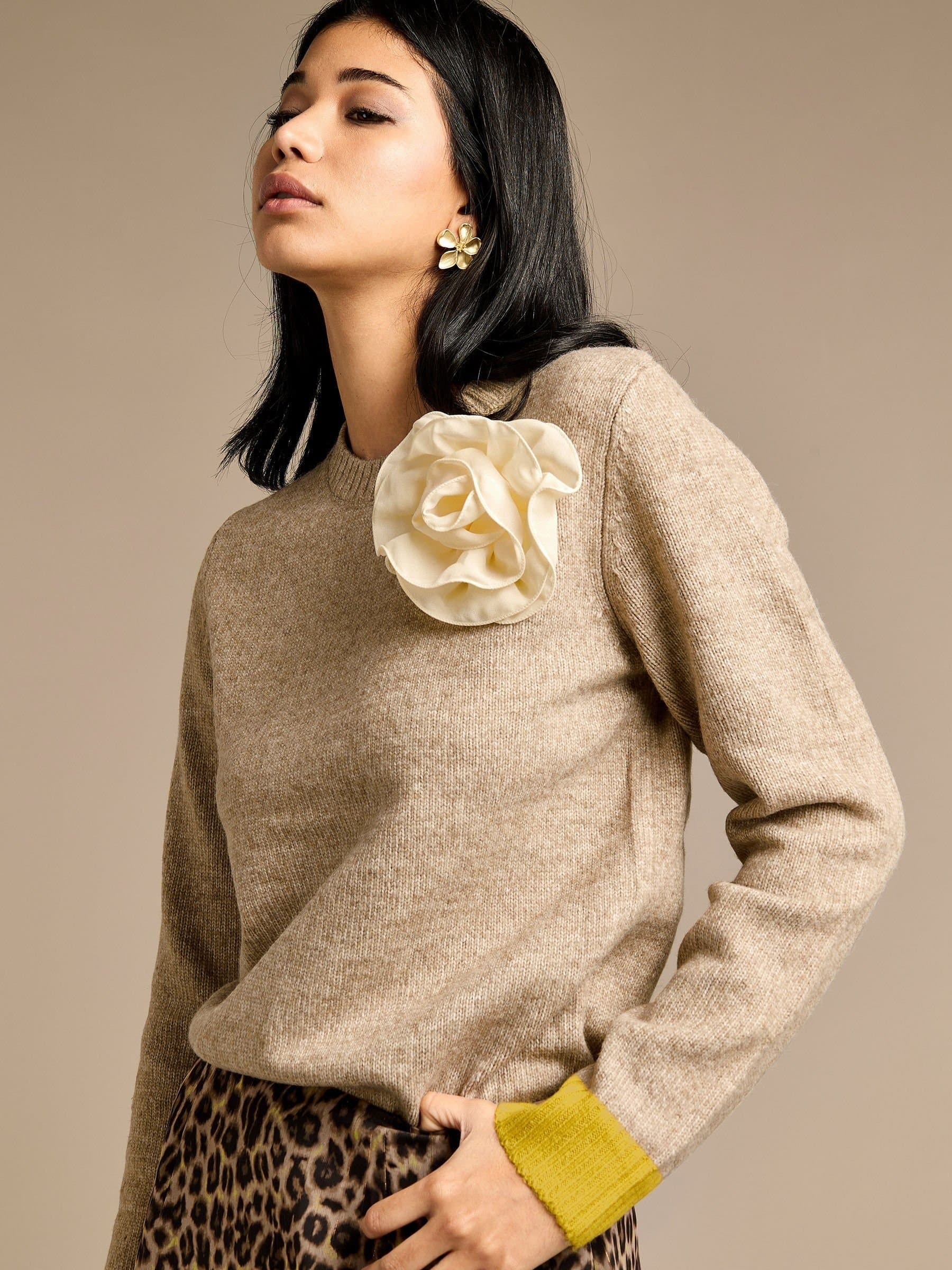 GWD by GEORGE W. DAVIES GWD by GEORGE W. DAVIES Beige Wool Knit Jumper with Corsage
