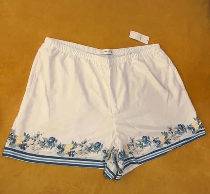 Abercrombie & Fitch Abercrombie & fitch Shorts with floral print in satin