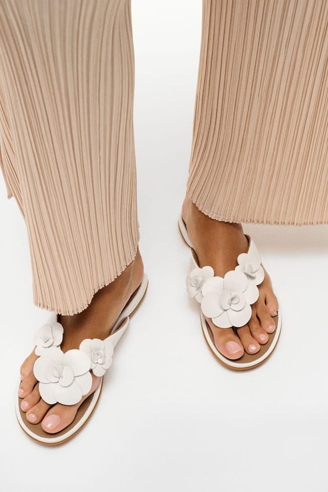 FitFlop FitFlop Women's Gracie Flower Leather Flip-Flops White - 2