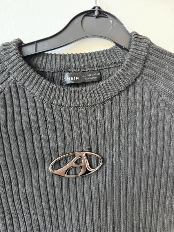 Shein SHEIN Black Ribbed Cropped Jumper – Metal Logo & Frayed Hem – Size L
