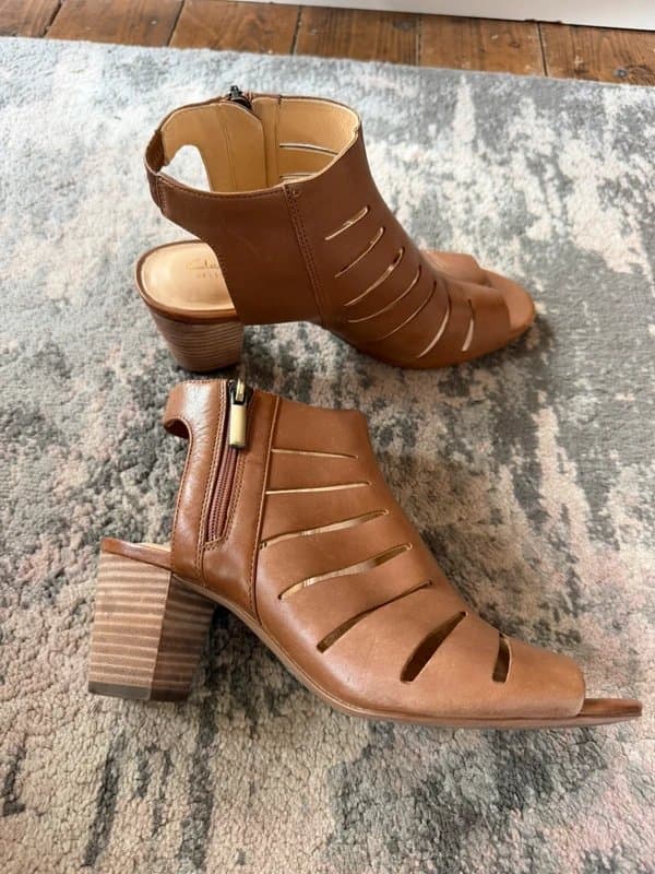 Clarks Clark’s Tan peep toe sandals with block heel and zip fastenings. Size 4.5 d