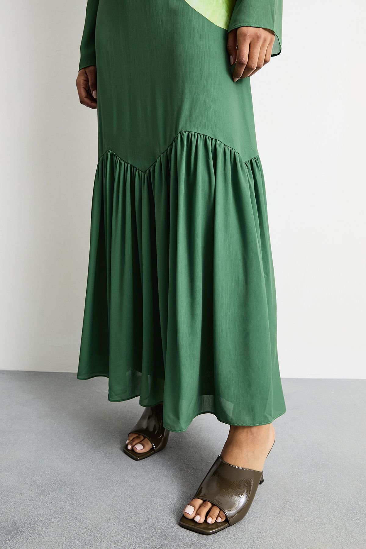 Warehouse Warehouse Women's Chiffon Placement Print Midaxi Dress in Dark Green - 4