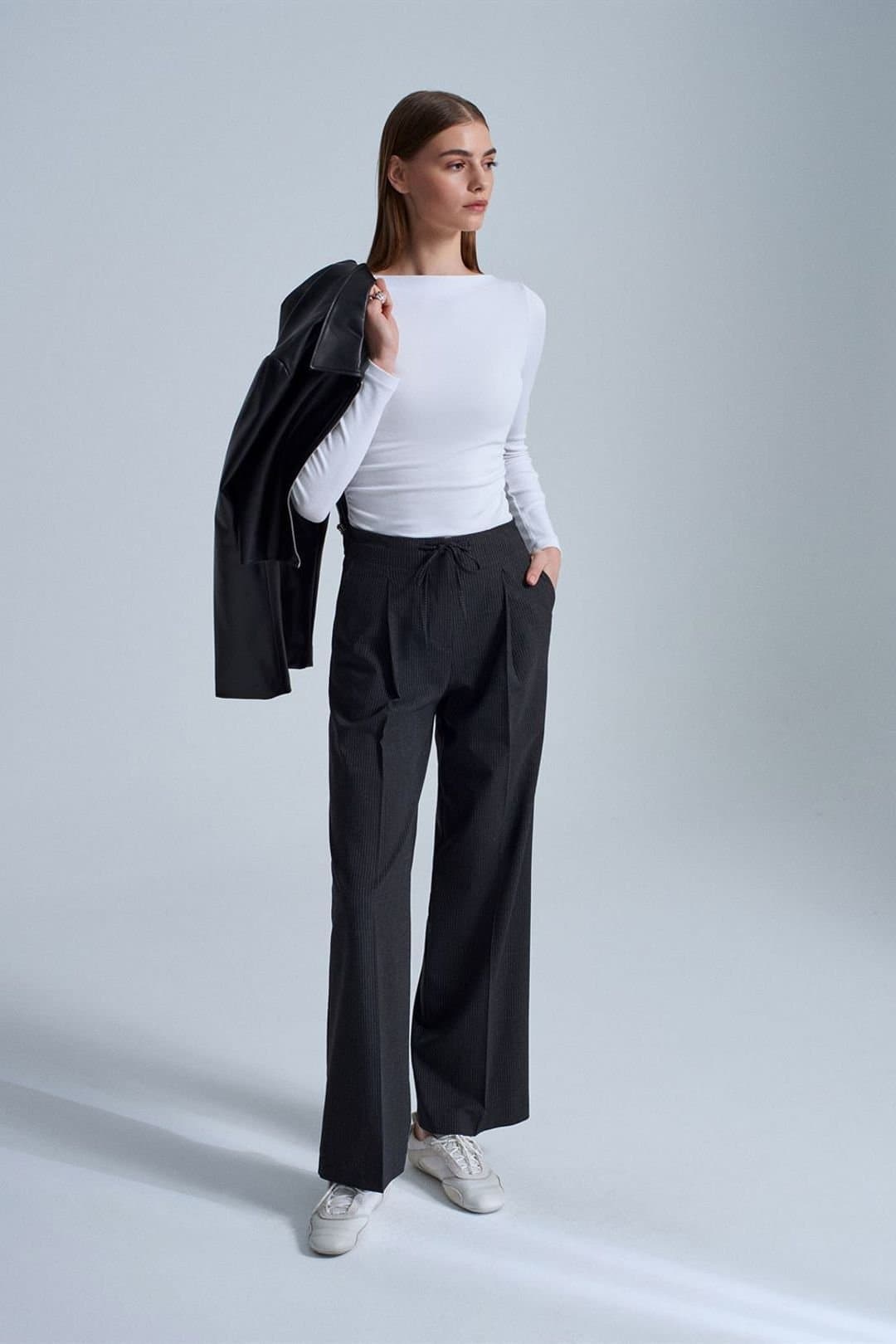 Dilvin Dilvin Women's Wide-Leg Crepe Drawstring Trousers in Charcoal