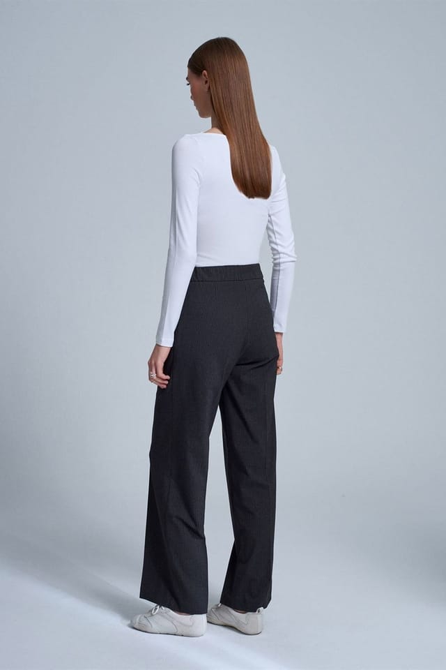 Dilvin Dilvin Women's Wide-Leg Crepe Drawstring Trousers in Charcoal - 3
