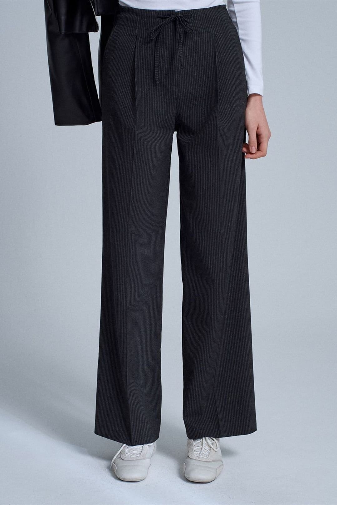 Dilvin Dilvin Women's Wide-Leg Crepe Drawstring Trousers in Charcoal - 4