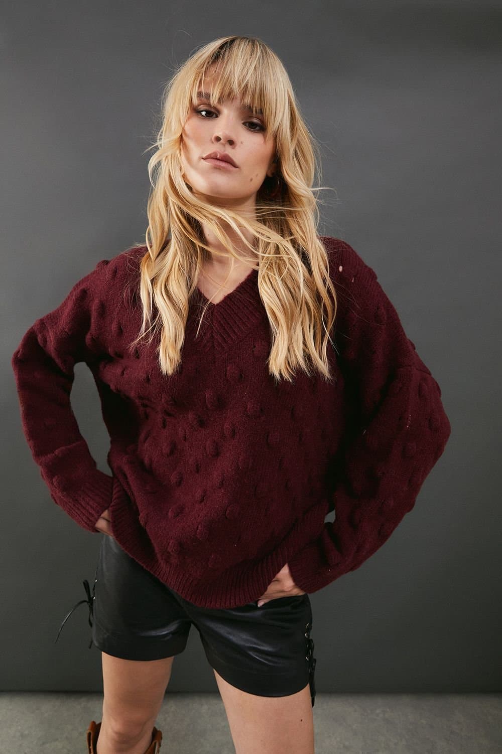 Warehouse Warehouse Women's Bubble Knit Slouchy V Neck Jumper in Wine