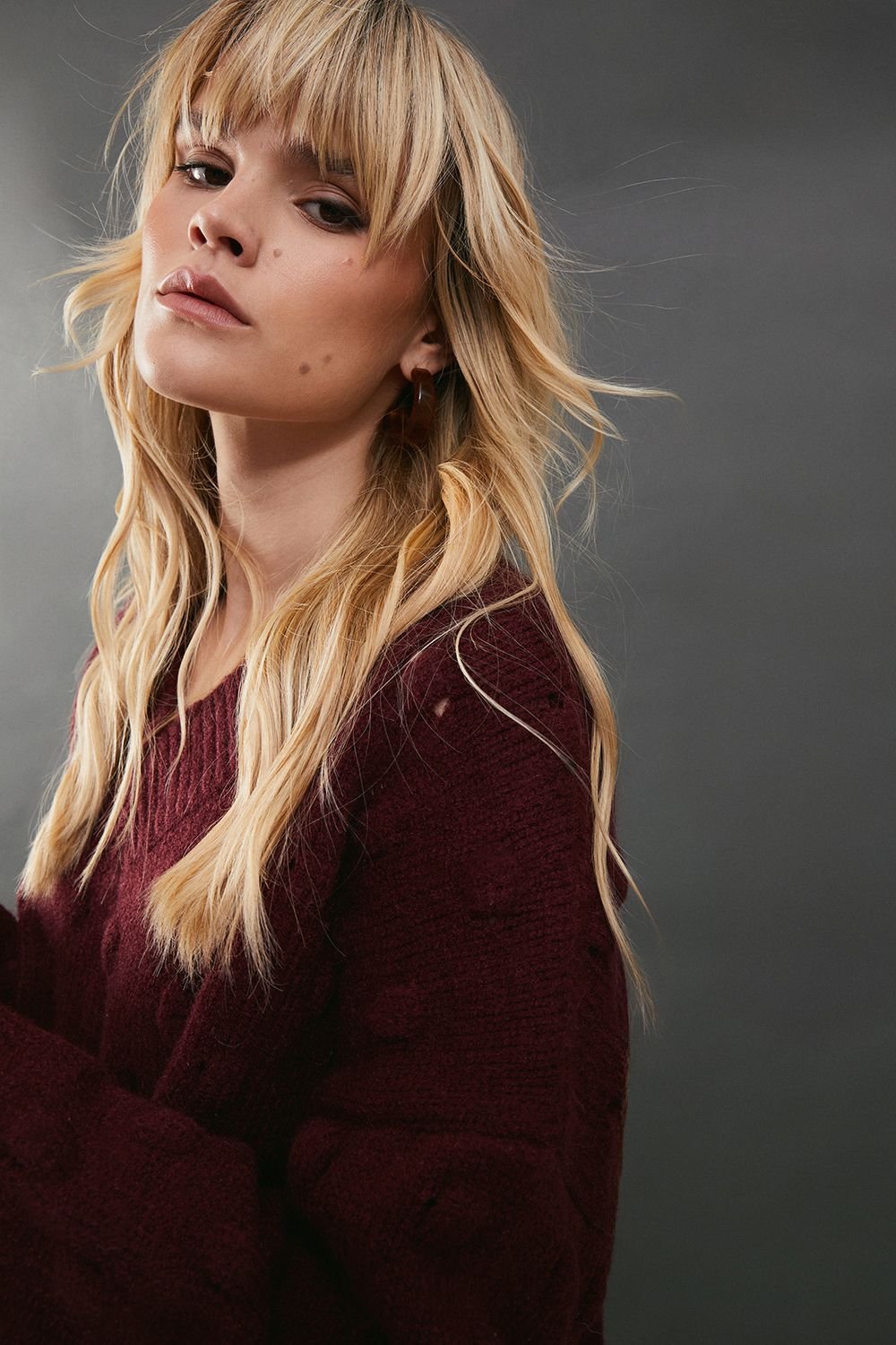 Warehouse Warehouse Women's Bubble Knit Slouchy V Neck Jumper in Wine - 4