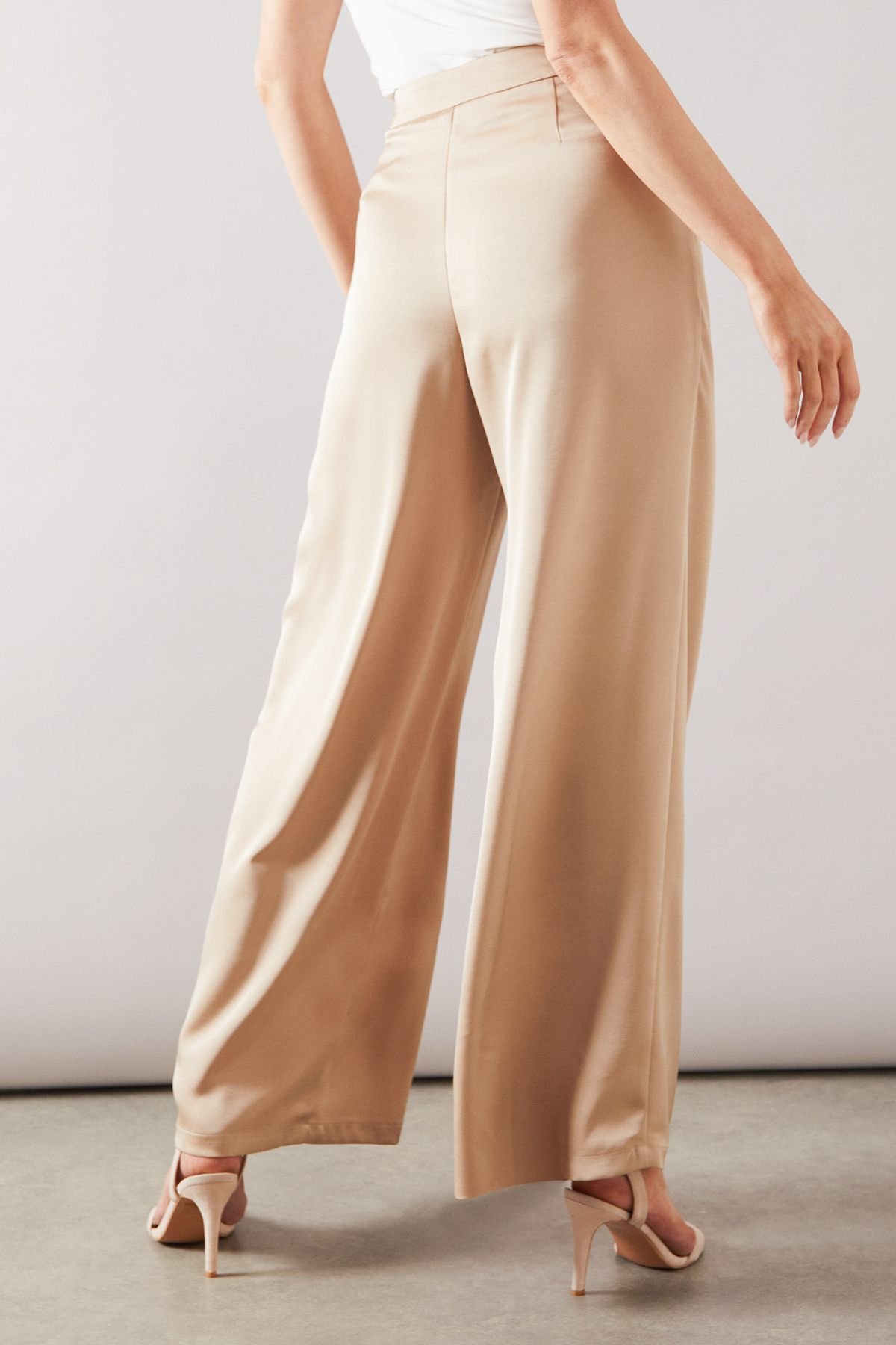 Wallis Wallis Women's Satin Pleat Detail Wide Leg Trouser in Champagne - 3