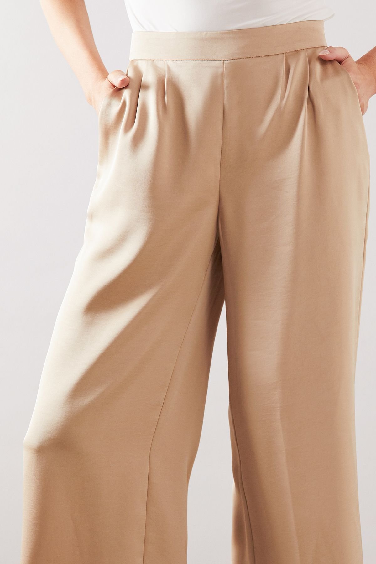 Wallis Wallis Women's Satin Pleat Detail Wide Leg Trouser in Champagne - 4