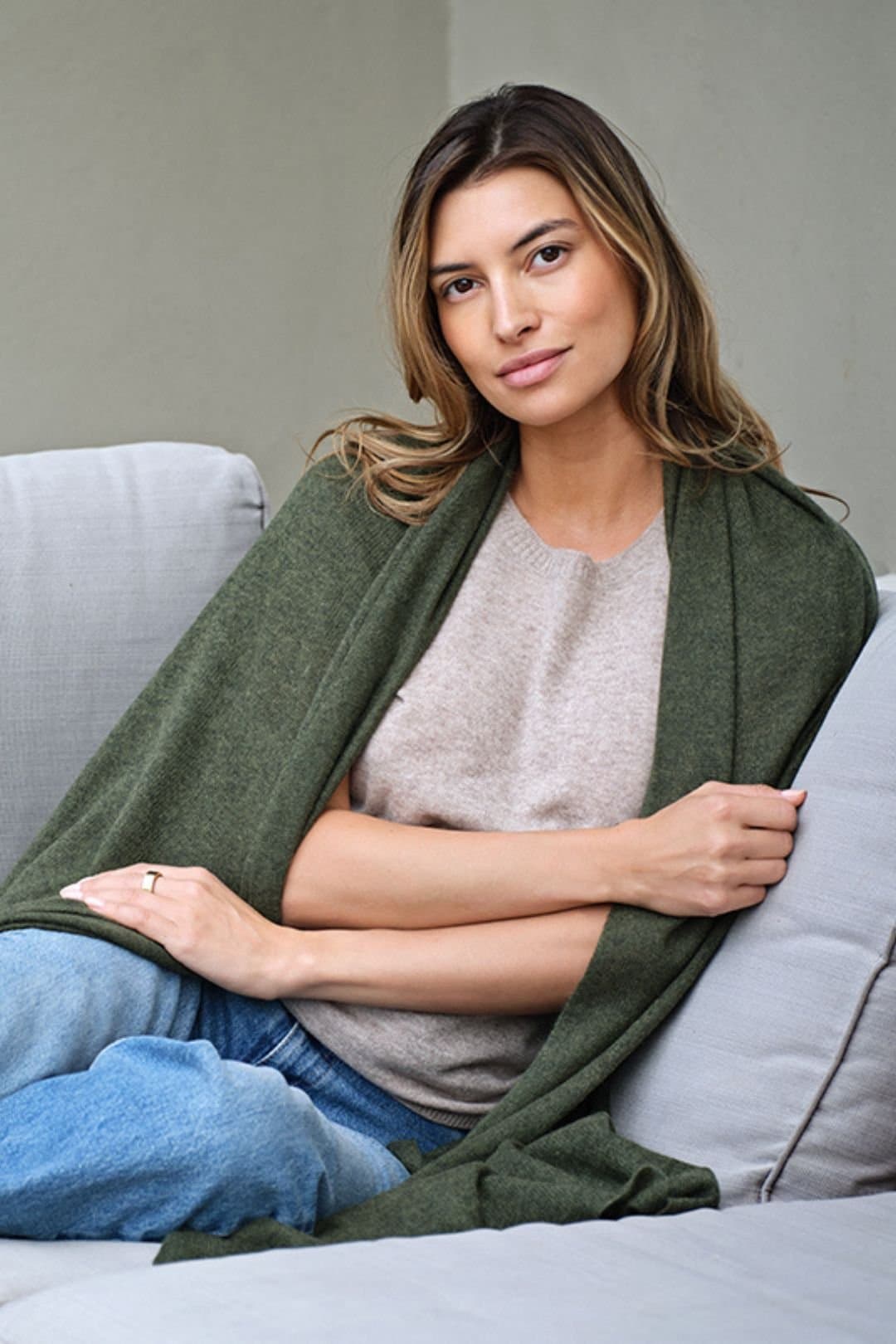 Cove Cove Women's Lola Cashmere Travel Wrap in Dark Olive