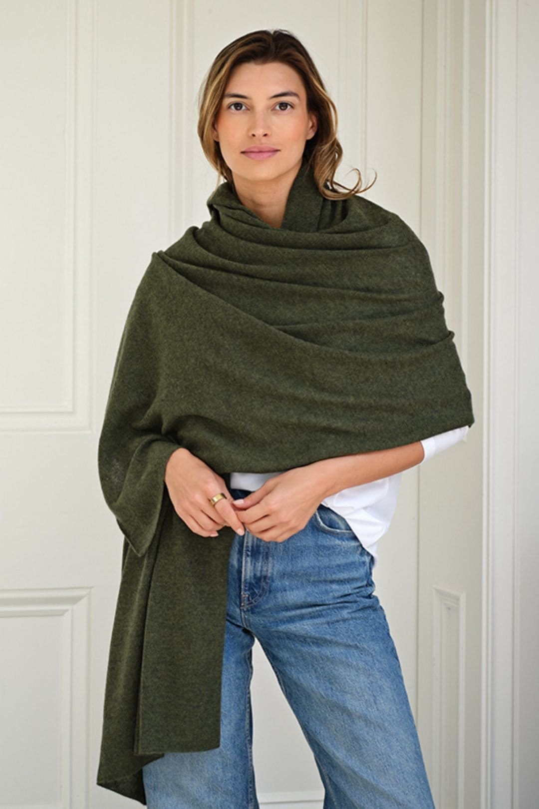 Cove Cove Women's Lola Cashmere Travel Wrap in Dark Olive - 4