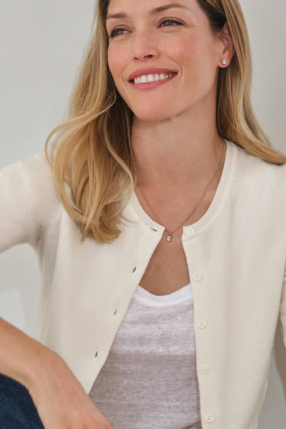 Pure Collection Pure Collection Women's Cashmere Crew Neck Cardigan in White - 2