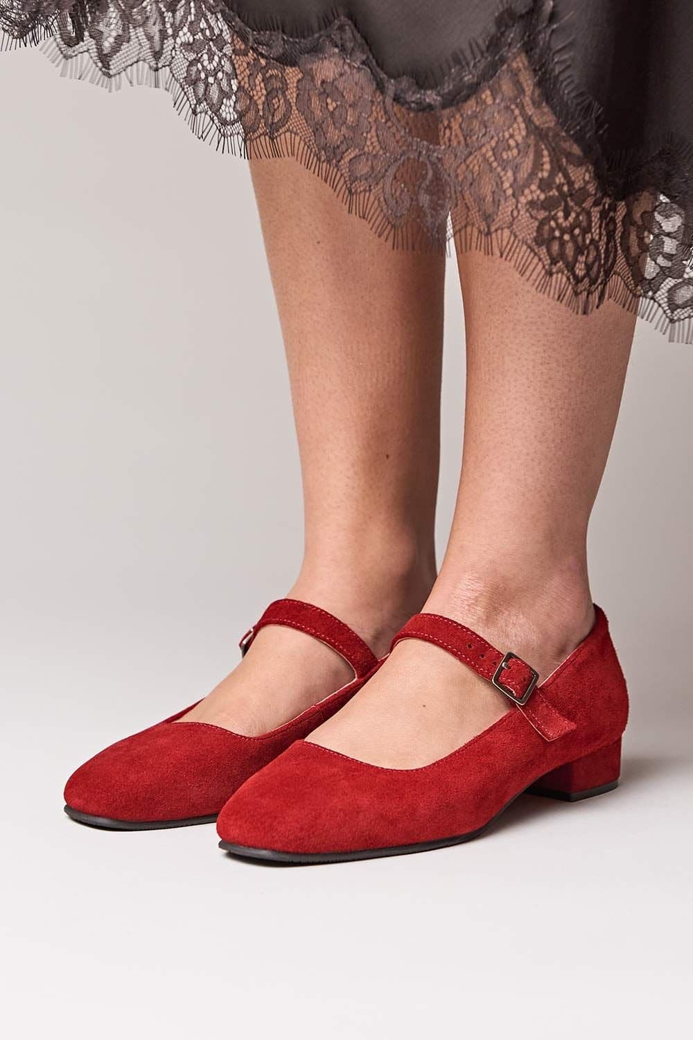 Moshulu Moshulu Women's 'Hebei' Front Buckle Block Heels in Crimson