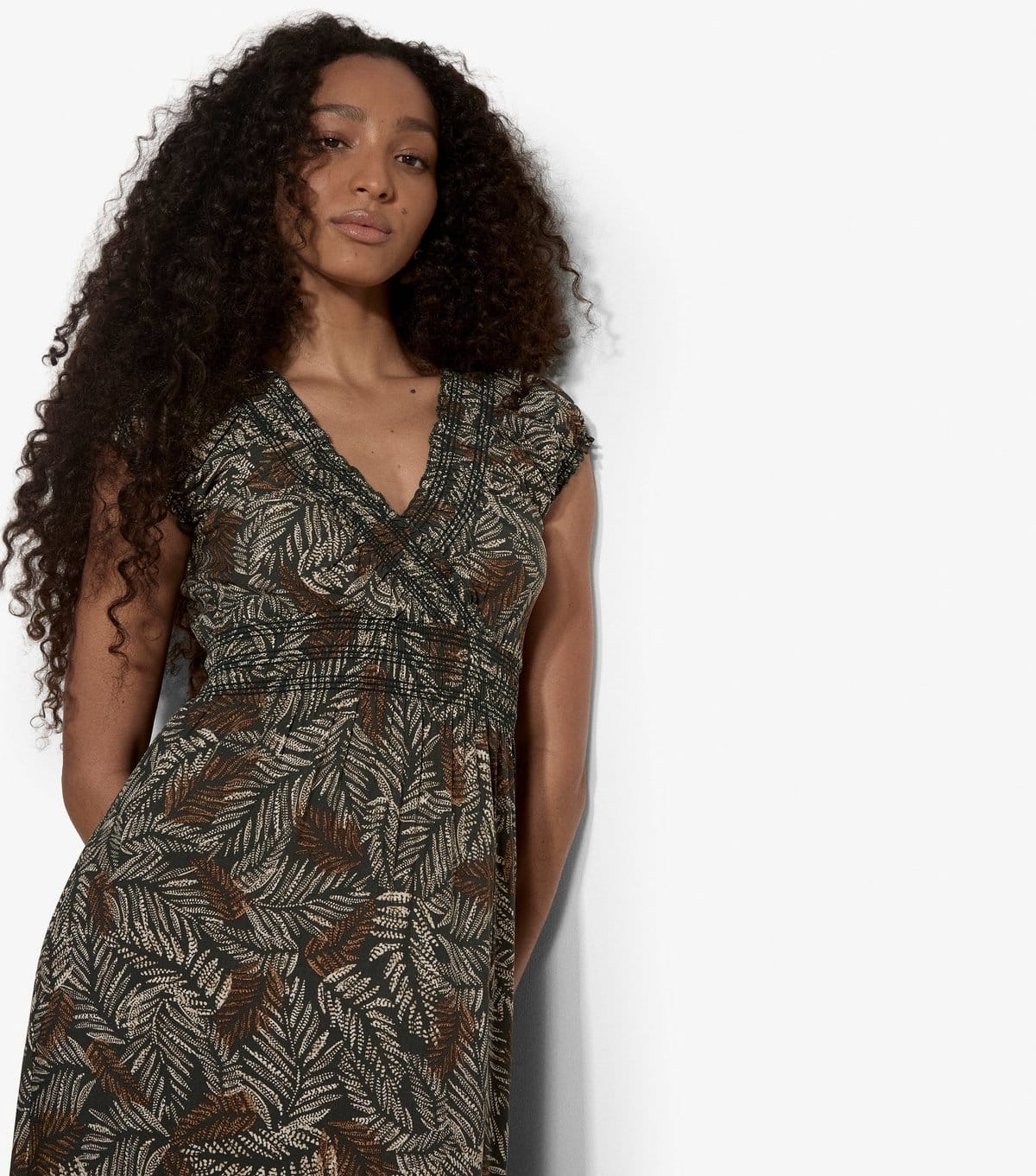 Apricot Women's Green Leaf Print V-Neck Maxi Dress Apricot New Look - 4