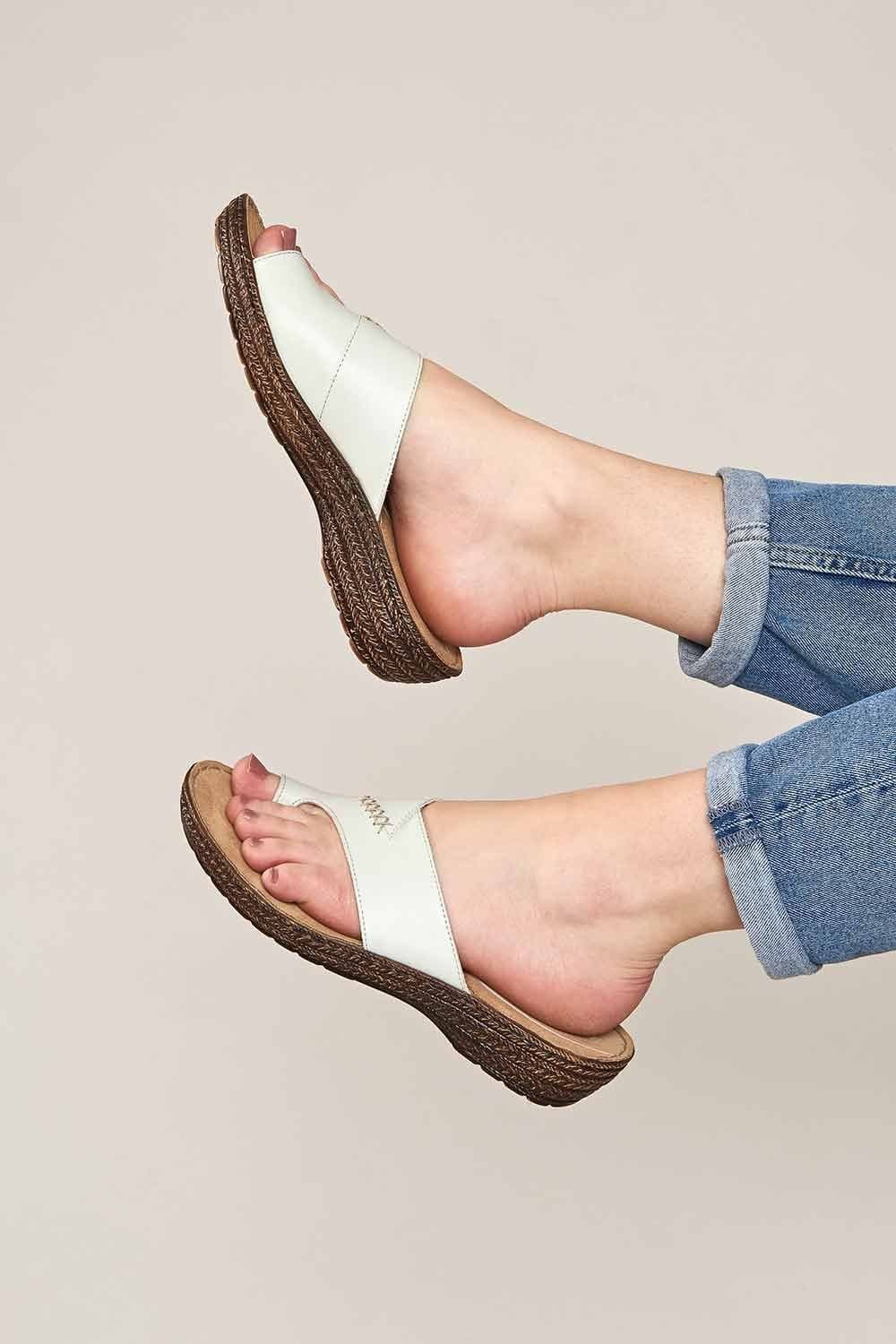 Moshulu Moshulu Women's 'Seville Classic 2' Toe-Loop Comfort Sandals in White