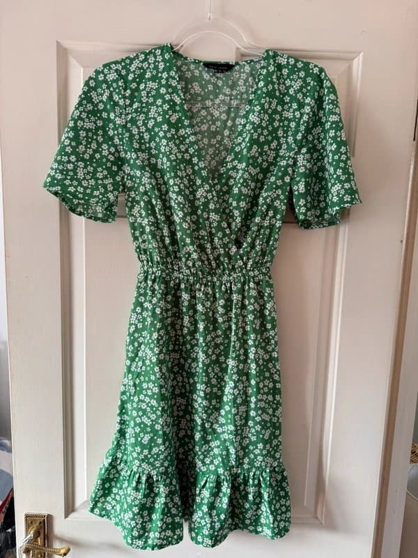 New Look Green floral floaty tie back Dress - Size 8