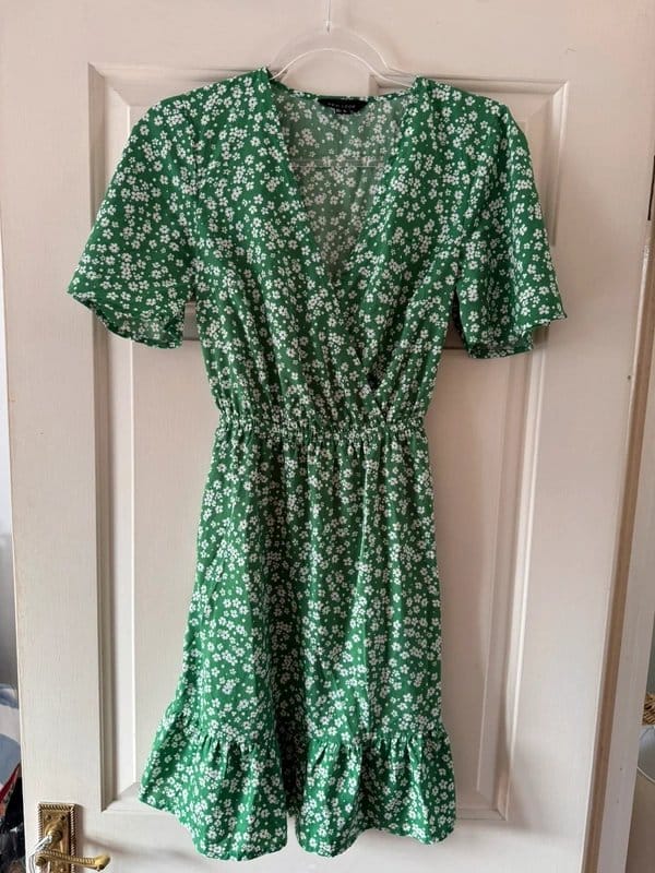 New Look Green floral floaty tie back Dress - Size 8 - 1