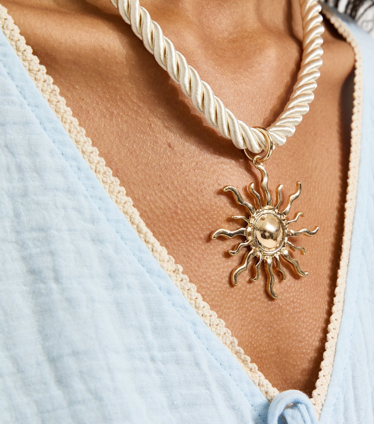 New Look Cream Chunky Rope Sun Pendant Necklace New Look - 2