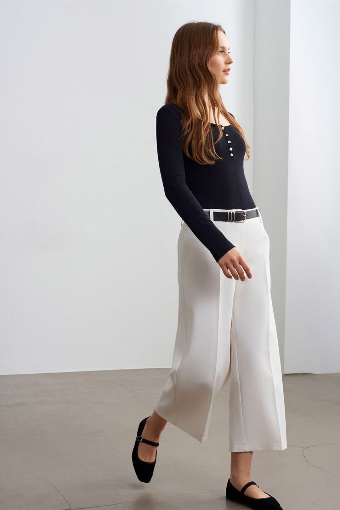Dilvin Dilvin Women's High-Waist Belted Crepe Culottes in Off-White - 4