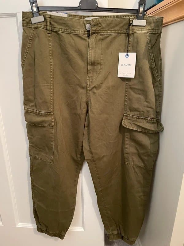 New Look New with tags New Look Petite Women’s Cargo Pants Size 16 In Army Green